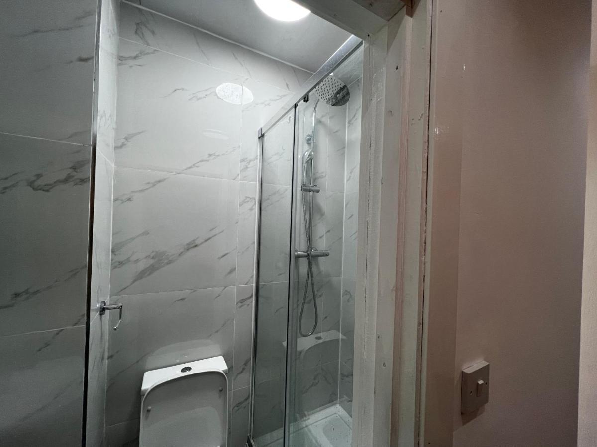 Good Priced Single Rooms In Sherperds Bush London Bagian luar foto