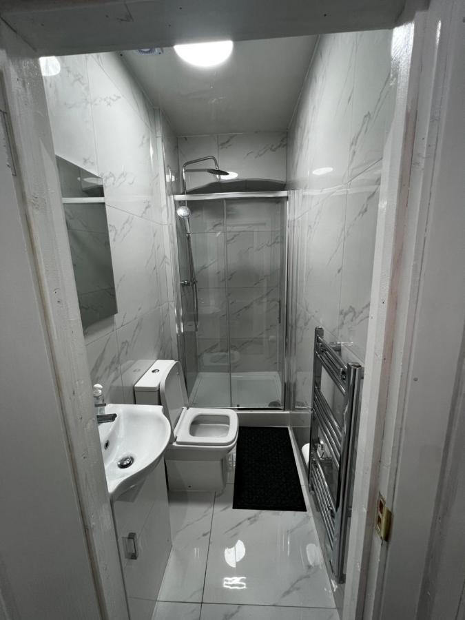 Good Priced Single Rooms In Sherperds Bush London Bagian luar foto